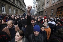 V podporo protestom v BiH se bodo danes zbrali tudi v Mariboru; v Sarajevu ustavili promet