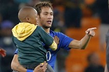 Neymar s soigralci poskrbel za nepozabno izkušnjo dečka, ki je pritekel na igrišče (video)