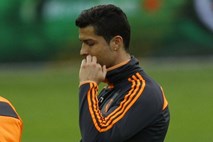 Ronaldove težave s kolenom se nadaljujejo: Po dobrih 15 minutah treninga zaskrbljenega obraza odkorakal v slačilnico