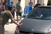 Navijač skočil pred avto Alvara Morate: Ustavi se, ali pa me povozi! (video)