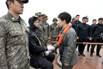 Med iskanjem trupel na prizorišču tragične nesreče trajekta v Južni Koreji umrl potapljač