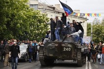 Merklova in Hollande Rusijo opozarjata pred novimi sankcijami, Poljaki za več odločnosti