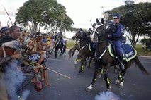 Proti mundialu v Braziliji protestirali tudi domorodci, policija jih je razgnala s solzivcem (foto in video)