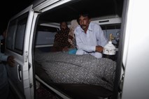 Nosečo Pakistanko družina pred sodiščem kamenjala do smrti