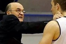 Partizanov trener Vujošević izgubil živce: Svojega prvega zvezdnika med tekmo grobo zagrabil za vrat (video)