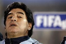 Jezni Maradona med televizijsko oddajo predsedniku Argentinske nogometne zveze namenil sredinec (video)