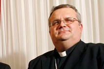 Škof Štumpf napoveduje, da Cerkev ne bo tiho. Bratuškovi pa: “Sram jo bodi!”