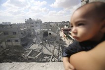 Izrael obstreljeval okoli 30 različnih ciljev v Gazi, umrlo najmanj pet ljudi