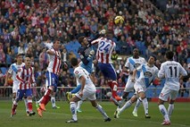 Zmago Atletica zasenčili hudi navijaški spopadi pred tekmo v Madridu, umrl navijač Deportiva