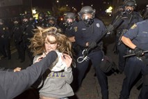 Nasilni spopadi med protestniki in policisti v Berkeleyju (foto)