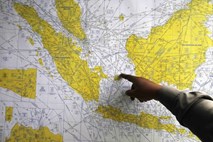 Iskanje izginulega letala pri Indoneziji se nadaljuje: najverjetneje strmoglavilo v morje