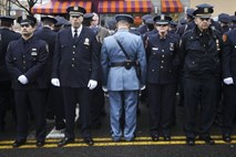 Protest na pogrebu: Policisti županu New Yorka znova obrnili hrbet (foto)