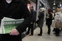 Charlie Hebdo se po terorističnem napadu koplje v denarju  