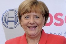 Angela Merkel znova odločno branila svojo begunsko politiko: Moj selfi z beguncem  ni razlog za beg iz vojne