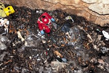 Podzemne jame skrivajo na tone odpadkov, onesnaženih jih je več kot 1000