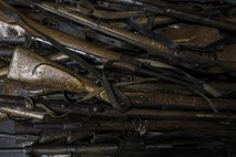 Iz stanovanjske hiše na Pomjanu neznanec odnesel več kosov lovskega orožja