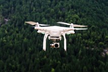 Policisti bodo širili uporabo dronov