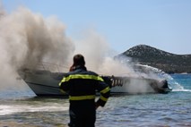 #foto #video 20-metrska jahta ob hrvaški obali v celoti pogorela
