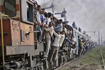 V Indiji truplo moškega v stranišču vlaka neopaženo prepotovalo 900 kilometrov

