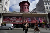 Pariz: Z znamenitega kabareta Moulin Rouge odpadla vetrnica