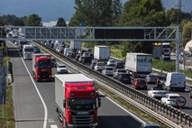 Cestni alarm: Na primorski avtocesti in na poti proti Dalmaciji večkilometrski zastoji