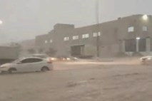 #video Savdska Arabija tone: poplave odnašajo avtomobile, pod vodo so ceste, šole