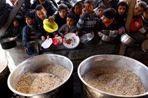 Gazi še naprej grozi lakota, v zadnjih tednih umrlo 25 podhranjenih otrok

