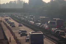 Avtocesta pred Brezovico zaradi nesreče zaprta