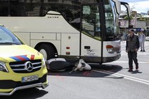 #foto Gosposvetska: mopedist huje poškodovan po trčenju z avtobusom
