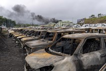 #video Izgredi na Novi Kaledoniji: nočni požigi, smrtne žrtve in na tisoče ujetih turistov