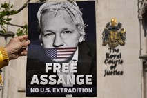 Julian Assange dosegel zmago v boju proti izročitvi v ZDA in ostaja v Veliki Britaniji