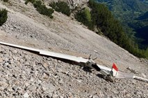 #foto Pilota ob strmoglavljenju letala tik ob slovenski meji vrglo iz kabine