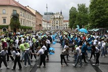 #foto Maturanti odplesali ulično četvorko v 17 slovenskih mestih