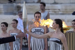 #video Grčija predala olimpijski ogenj Parizu