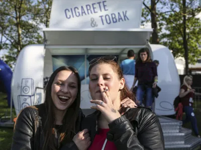 prodaja tobačnih izdelkov - cigarete - kajenje - -  - 5.5.2016 - &Scaron;kisova tržnica - največja kulturno-zabavna prireditev za mlade, ki temelji na promociji slovenske kulture in kulinarike - &scaron;tudentska zabavaFOTO: Luka Cjuha.