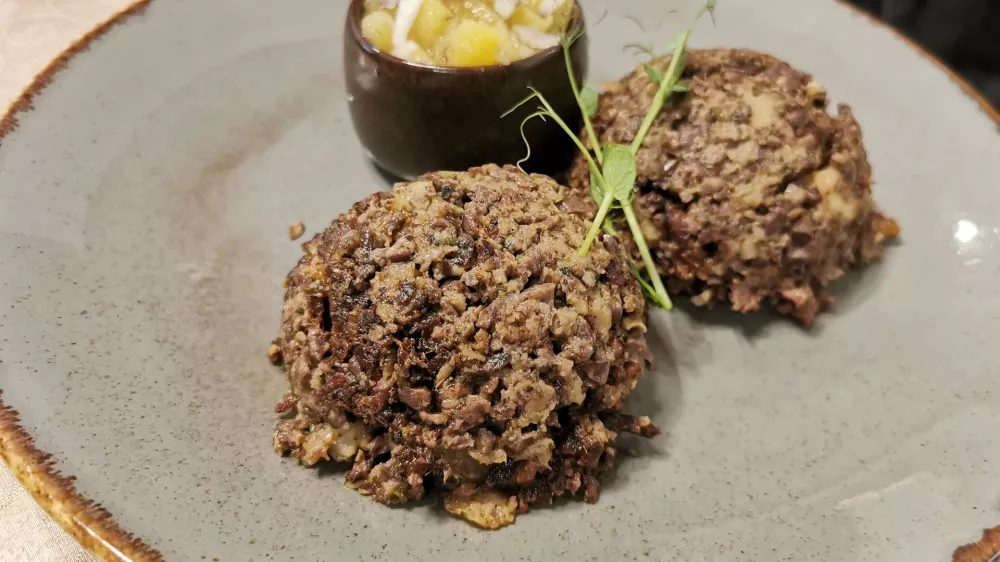 Gostilna Murko Mežerli kot glavna jed / Foto: Miha First