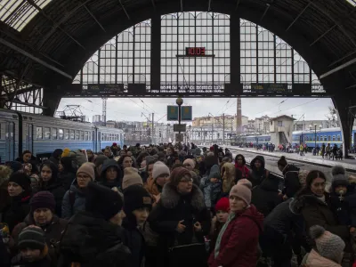 - UKRAJINA - Lviv - begunci, policija, vojska - železniška postaja - 07.03.2022 - Vojna v Ukrajini - vojaška agresija Rusije na Ukrajino – //FOTO: Jaka Gasar