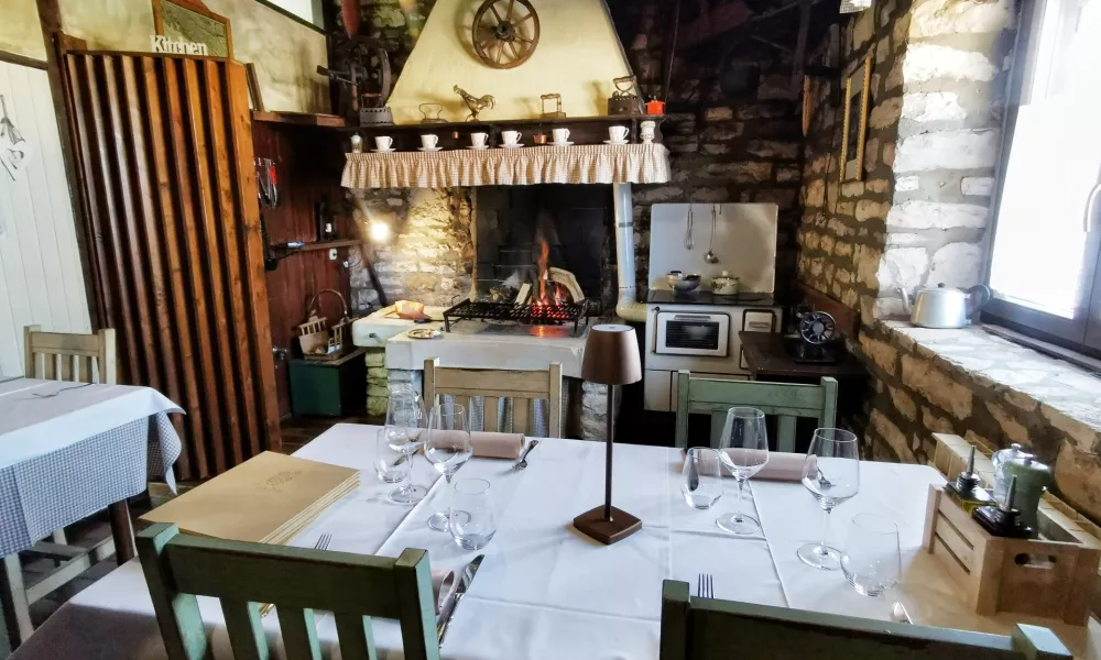Rustikalna jedilnica v konovi Staro selo / Foto: Miha First