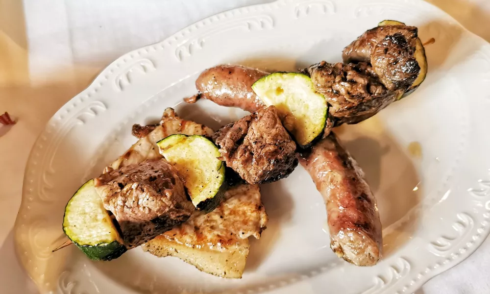 Kombinacija: ombolo, istrska klobasica in goveji ražnjiči z bučkami / Foto: Miha First