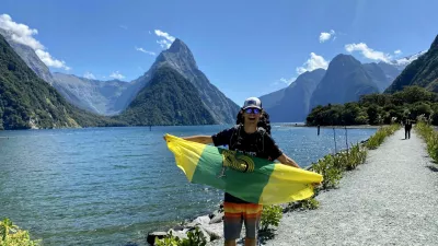 Janez Mikec s šentjernejsko zastavo na pohodu po Milford Soundu na Južnem otoku. 