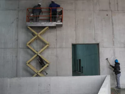 - Bodoča &scaron;portna dvorana. Gradbeni delavci, gradbeni&scaron;tvo.07.02.2024. Gradnja novega kopali&scaron;ča in &scaron;portnega centra Ilirija v Ljubljani.//FOTO: Bojan Velikonja