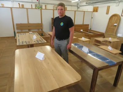 Prava vrednost masivne jedilne mize iz hrastovega lesa je za dijaka Aleša Oberča predvsem v tem, da jo je v celoti izdelal povsem sam.