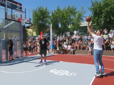 Pri Šolskem centru Novo mesto so odprli pametni košarki igrišči, ki nosita ime po dveh vrhunskih slovenskih košarkarjih, Matjažu Smodišu in Goranu Dragiću. F Dragana Stanković