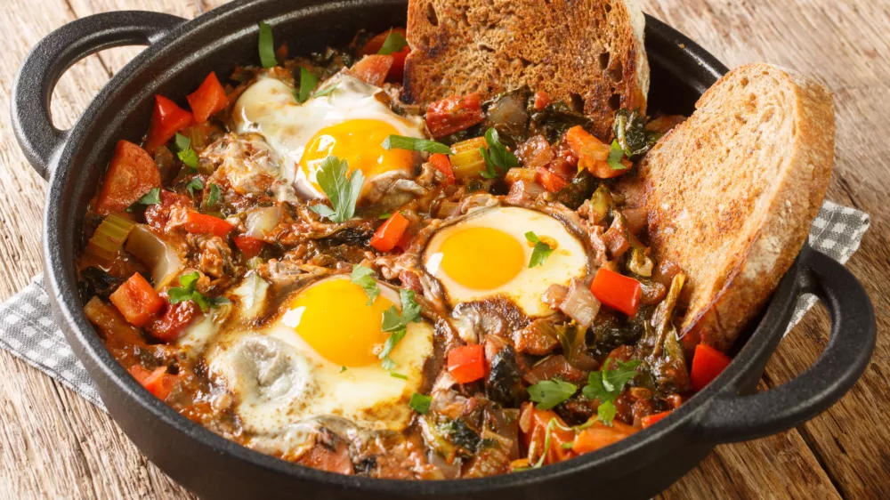 Acquacotta is a delicious tuscan soup originally from Maremma close up in the pot on the wooden table. Horizontal / Foto: Alleko