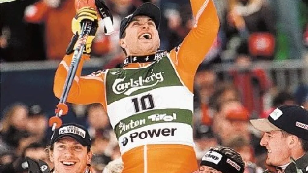 Mitja Kunc (na ramenih sotekmovalcev) je leta 2001 v slalomu osvojil zadnjo  kolajno za slovenske alpske smučarje. Ekipni uspeh sta s petim in osmim  mestom dopolnila Rene Mlekuž (tretji z leve) in Jure Ko&scaron;ir (prvi z leve), Matjaž  Vrhovnik pa je odstopil (četrti z leve).