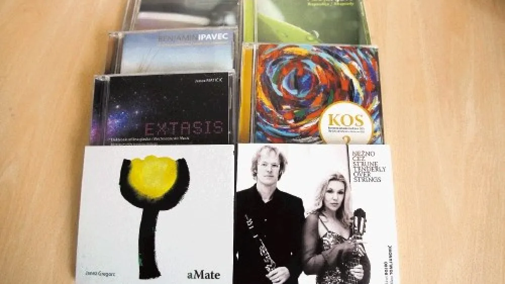 Dru&scaron;tvo slovenskih skladateljev je predstavilo svojo založni&scaron;ko dejavnost zadnjih  dveh sezon, med drugim je iz&scaron;lo sedem novih cede plo&scaron;č (pet portretnih in dve  komorni), ki so v glavnem nastale v sodelovanju z Radiem Slovenija in ZKP RTV  Slovenija.