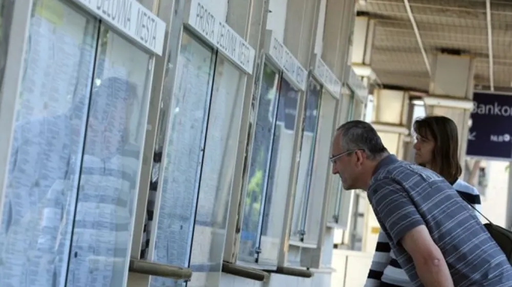 &Scaron;tevilo registriranih brezposelnih oseb se je v povprečju prve polovice leta rahlo zmanj&scaron;alo, medletno pa je bilo za 13,1 odstotka večje. Konec julija se je po izločitvi sezonskih vplivov po nekajmesečnem padanju &scaron;tevilo brezposelnih zopet povečalo, tako da je bilo brezposelnih 107.562 oseb.