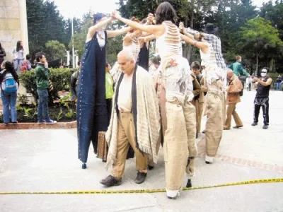 Letošnja turneja gledališča Ane Monro po gledaliških festivalih Kolumbije z Zlatim oslom.