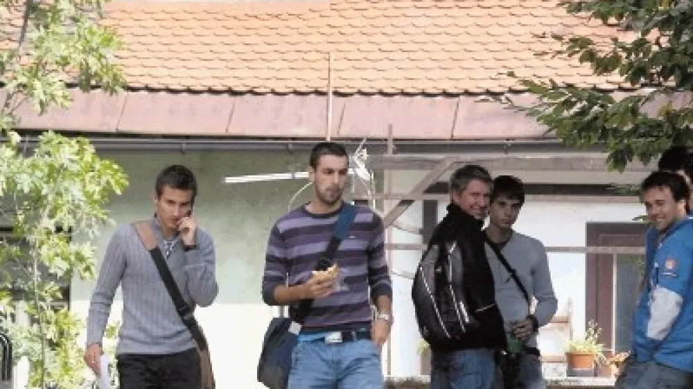 &Scaron;tudenti, ki se izobražujejo za deficitarne poklice, kot je denimo diplomirani inženir strojni&scaron;tva, se neradi odločijo za kadrovsko &scaron;tipendijo, ker jim ne ustreza obvezna zaposlitev pri delodajalcu, ki ga &scaron;tipendira v času &scaron;tudija, saj menijo, da bodo kot iskan kader lahko sami izbirali najbolj&scaron;ega delodajalca. Pa to v časih, ko mladi težko  pridejo do prve zaposlitve, delodajalci pa i&scaron;čejo izku&scaron;ene in usposobljene ljudi, &scaron;e drži?