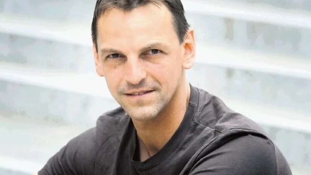 Tomaž Rode: Mladim dajemo  priložnost, da se prvič soočijo  z izzivom, spodbujamo razvoj  koreografov, ki so se že izkazali  na prej&scaron;njih večerih, ob njih pa  želimo odpirati &scaron;e paleto mladih,  a uveljavljenih imen, ki so zaradi  svojega osebnega prepoznavnega  sloga izvrsten zgled tistim, ki &scaron;e  začenjajo ali &scaron;ele i&scaron;čejo svoj  slog.  Tak&scaron;en par sta na leto&scaron;njem večeru  Rosana Hribar in Gregor Lu&scaron;tek,  leto&scaron;nja Župančičeva nagrajenca.